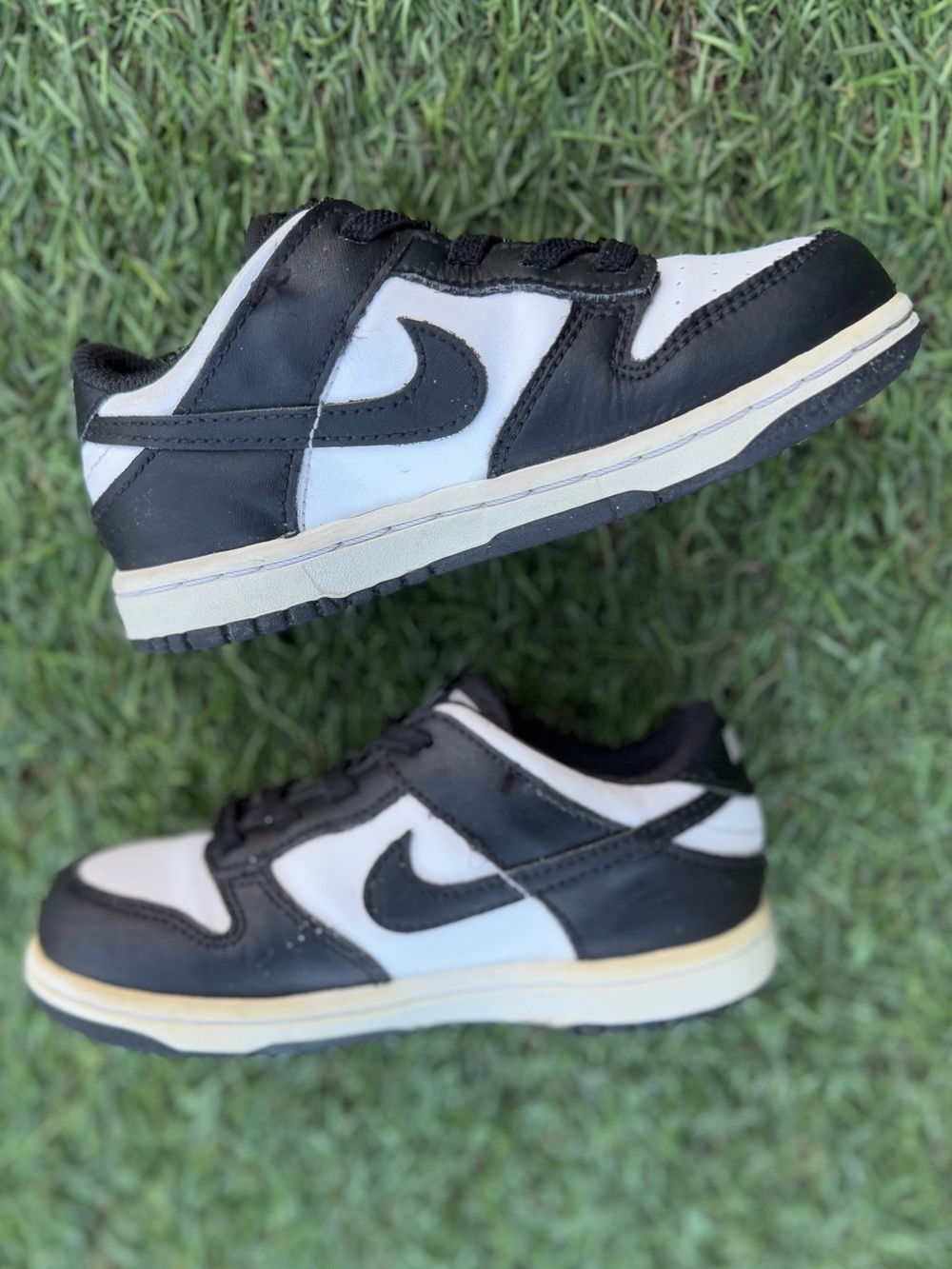 Nike Kids Black and White Low-Top Sneakers with Swoosh Sz(10) - Picture 2 of 7